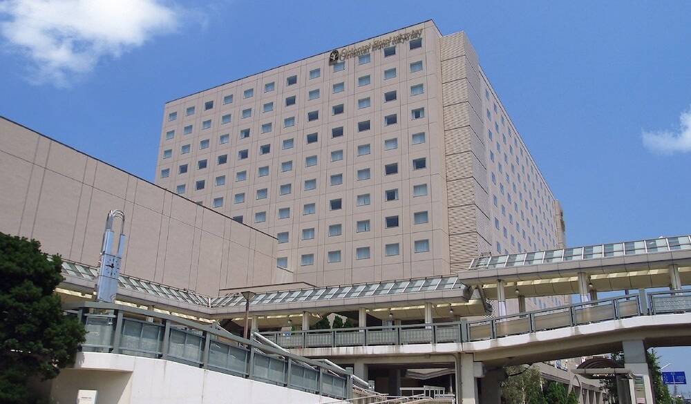 駅からは屋根続きで雨の日も安心 / 2