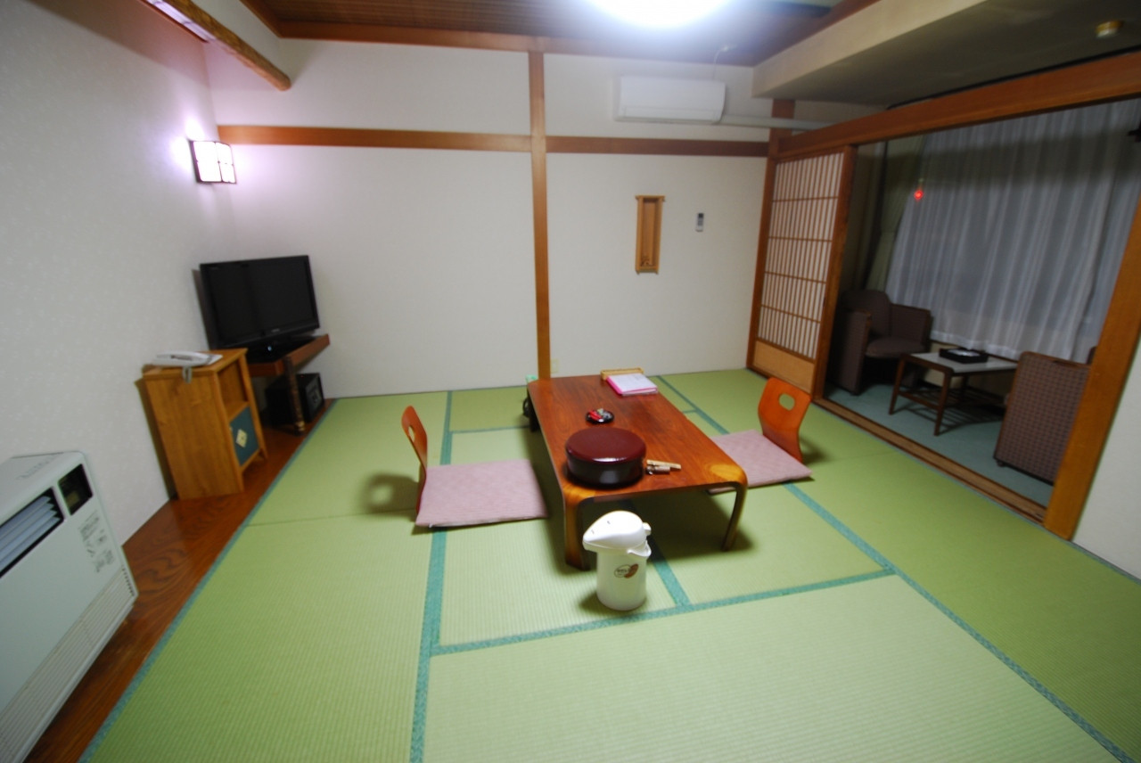 源泉かけ流しの足湯や貸切風呂が堪能できるお宿4262349