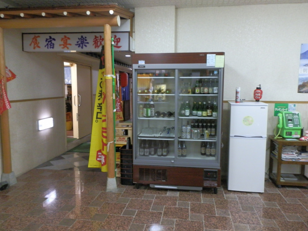 フロント前の冷蔵庫です。ビールを取出し、フロントで随時精算。