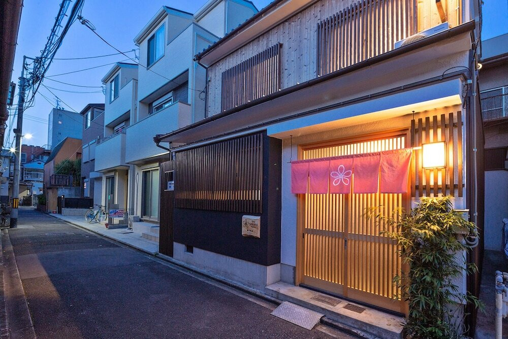 施設の正面 (日没後)