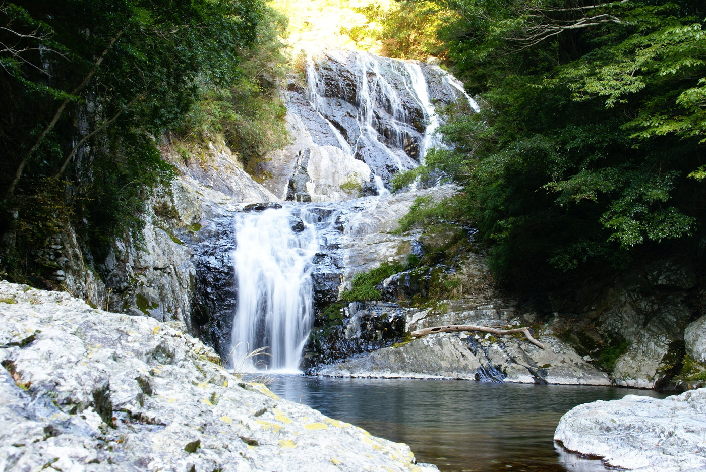 こちらで観光♪涼しげな二段の滝「雫の滝」3643638