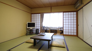 スーペリア ルーム ベッド (複数台) 共用バスルーム (for 2-4 people)