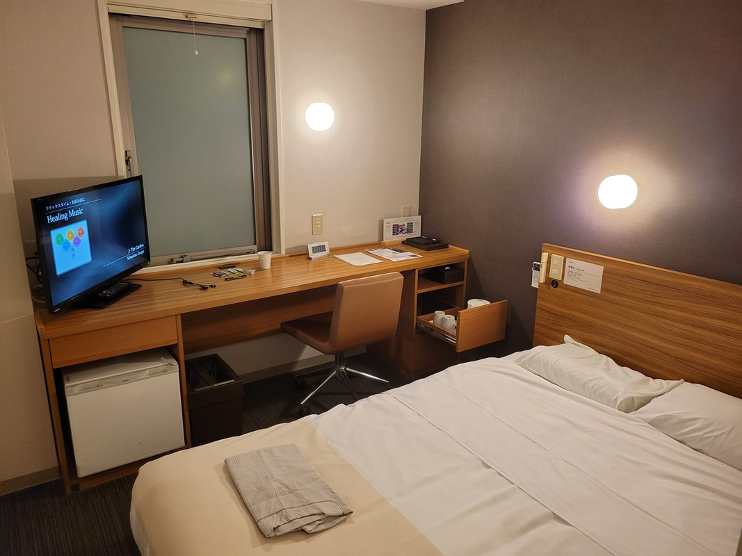 広めのベッドとデスク