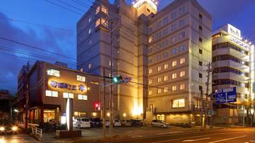 施設の正面 (日没後) / 3