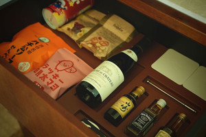 ミニバーのドリンクで乾杯しましょ