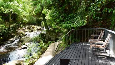 「湯河原惣湯 Books and Retreat」のテラス / 4