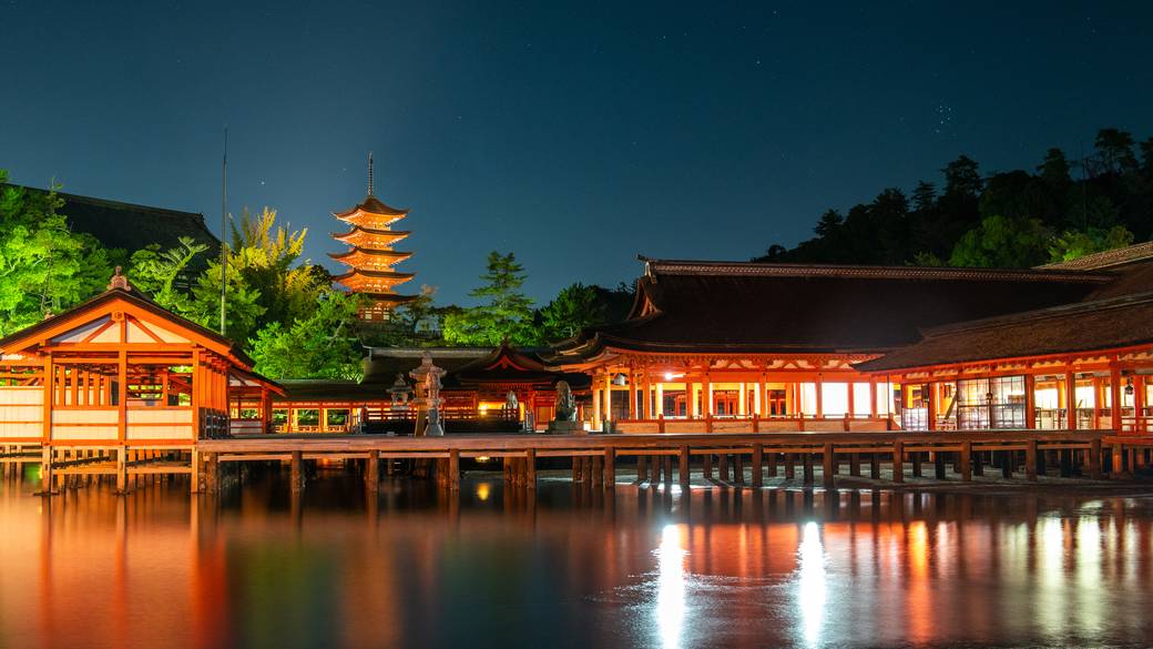 幻想的な
夜の宮島を散策 / 1