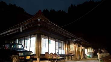 施設の正面 (日没後) / 1