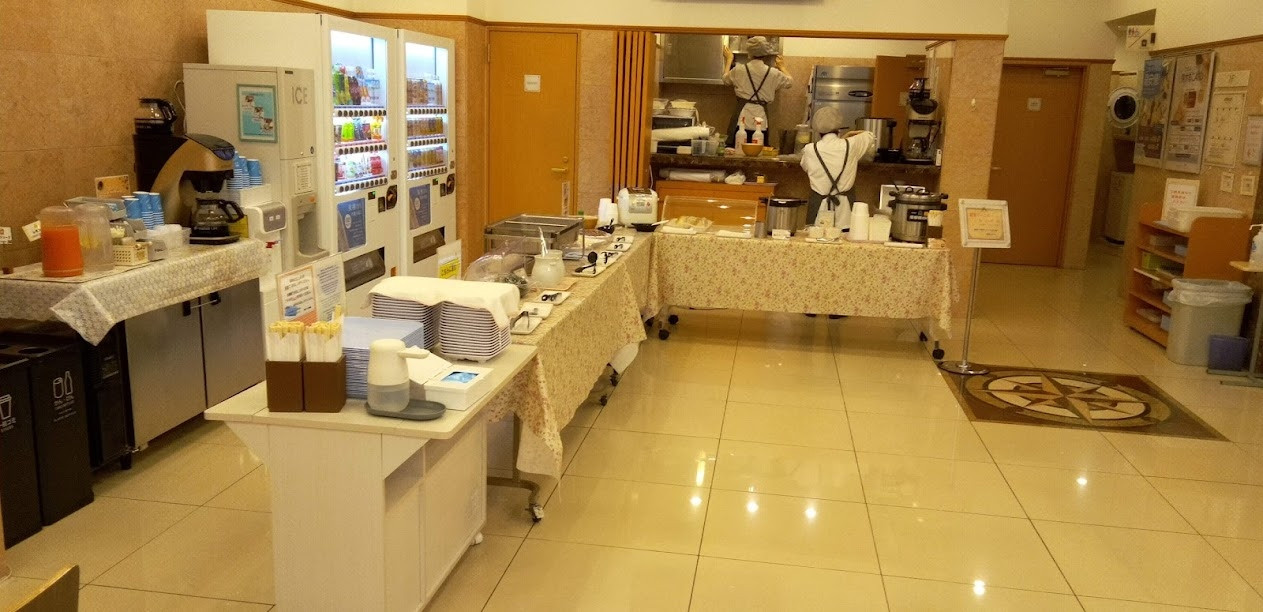 朝食会場の料理が置かれたテーブルです