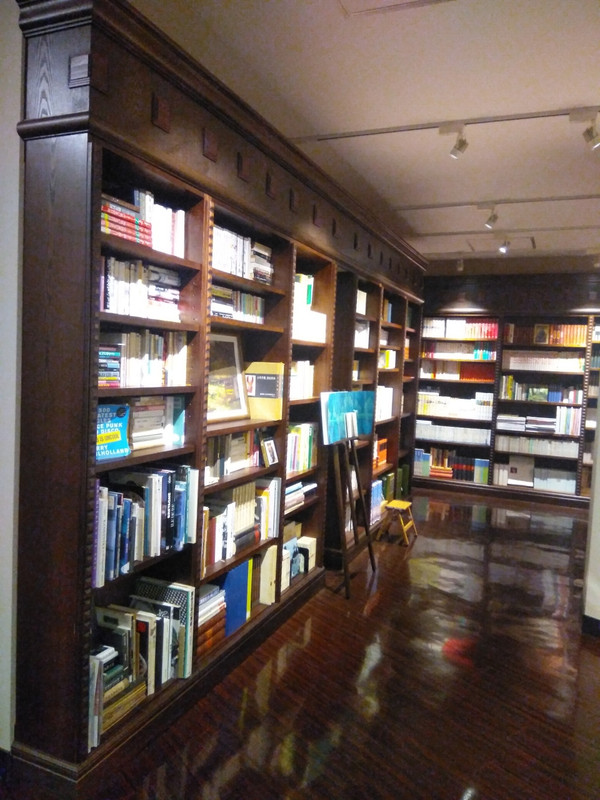 館内には無数の書籍が