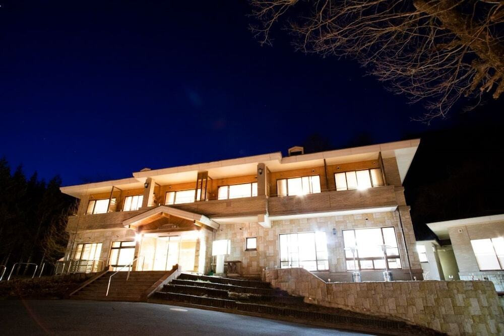 施設の正面 (日没後)