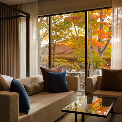 軽井沢彫の桔梗が彩る
広々とした客室 / 5