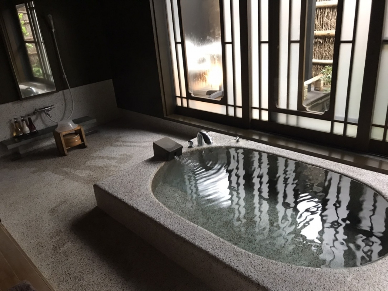 緑に囲まれた高級旅館の露天風呂で心からくつろぐ4048282