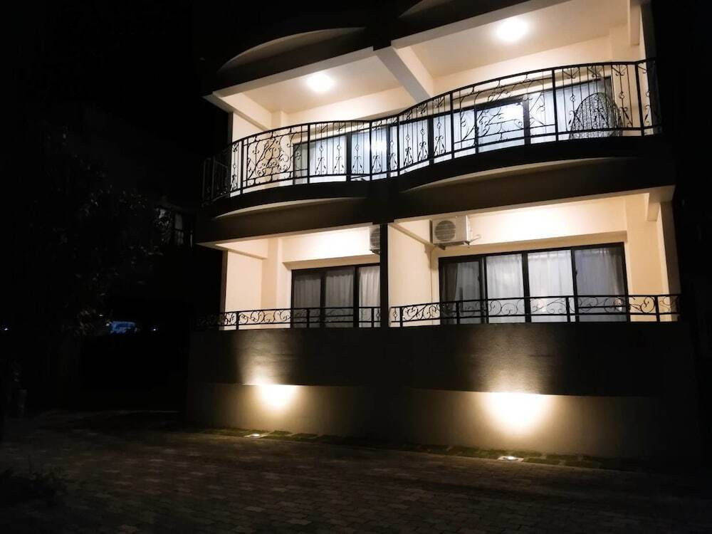 施設の正面 (日没後)