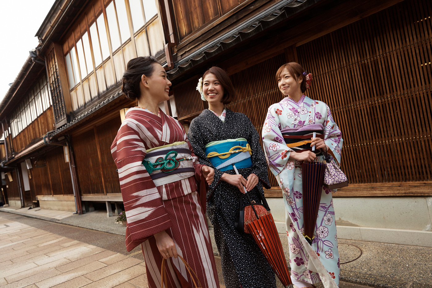 着物で観光する女性たち