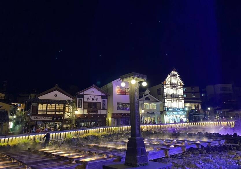 風が心地いい湯畑で
食後の夜さんぽ / 1