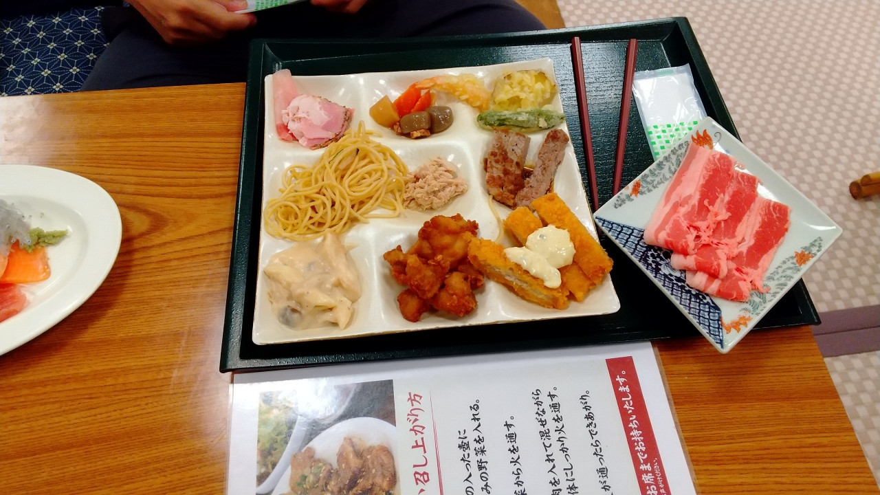 お肉多めのバイキング。私たちは小鍋ですき焼き作って食べた。