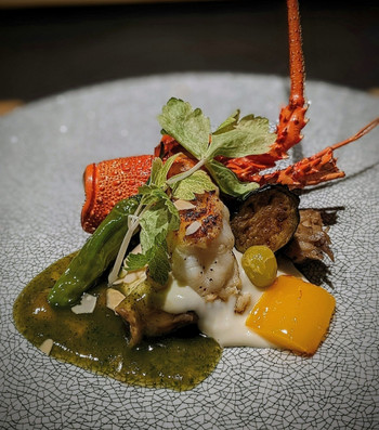 「森羅」 料理 222885897 伊勢海老のグリルと旬野菜を、春菊ソース・ベシャメルソースの二つで頂ます。ウマッ♡