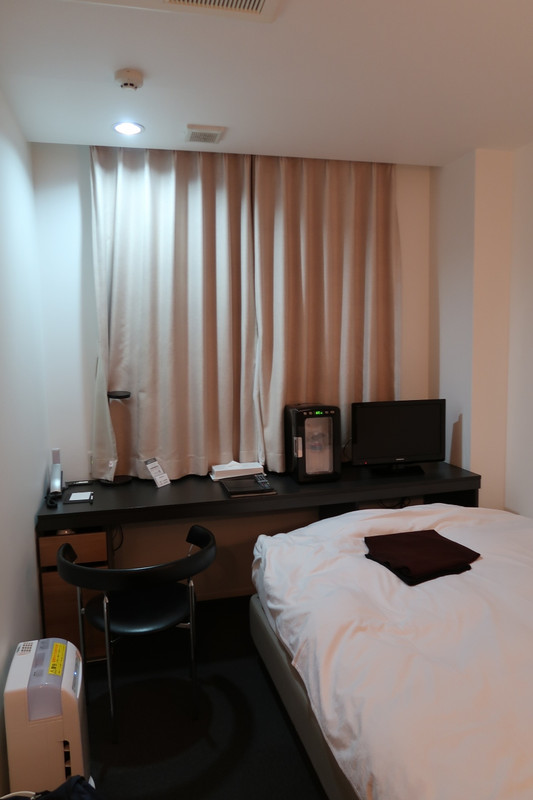 ベッドメイクがやや乱れているのは入室後ベッドに座ったため