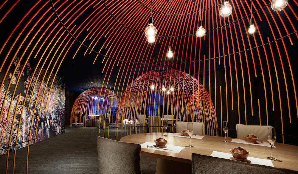 会席料理を味わうなら「和食ダイニング 花火」へ。熱海らしい花火をモチーフにしたダイニングは色鮮やかで、周りの目が気にならずゆっくり食事が楽しめます。