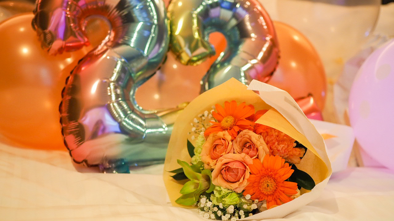 ホテル誕生日会の風船と花束