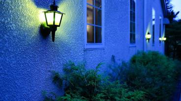 施設の正面 (日没後) / 6