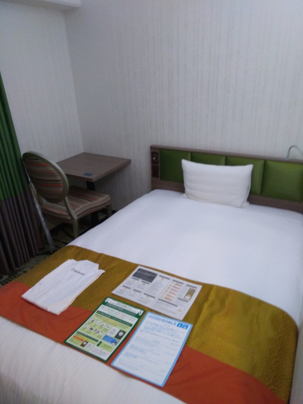 室内はダブルベッドですのでゆったり寝ることができました。