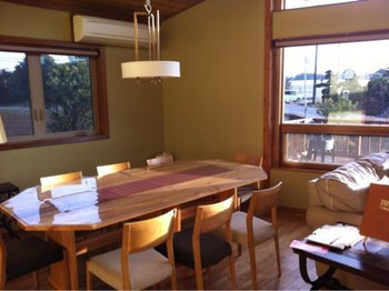 緑の中のコテージで2人きりの時間を楽しむ3907280