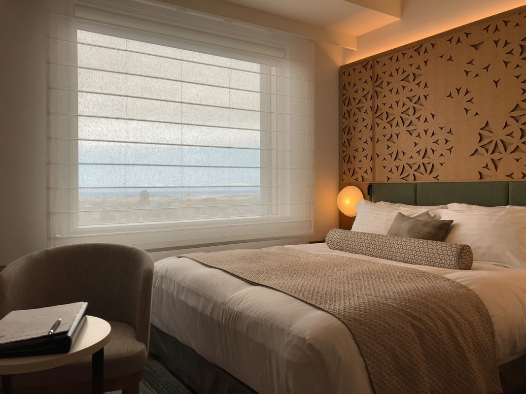 清楚で気品ある客室デザイン、カーテンはボタンで開閉します