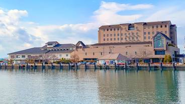 Hotel exterior | Front / 8