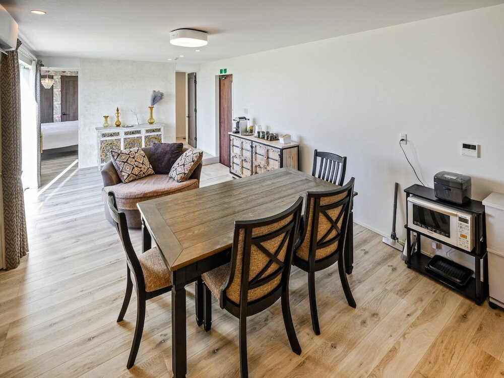 客室内のダイニングエリア