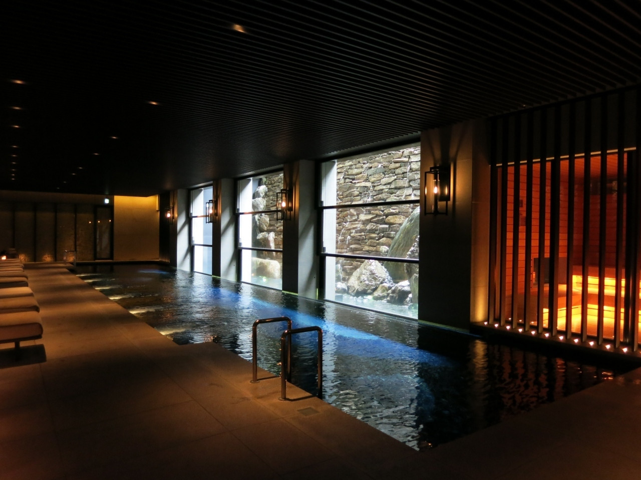 夜はプールで大人のリラックスタイムを3631377