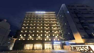 施設の正面 (日没後) / 1