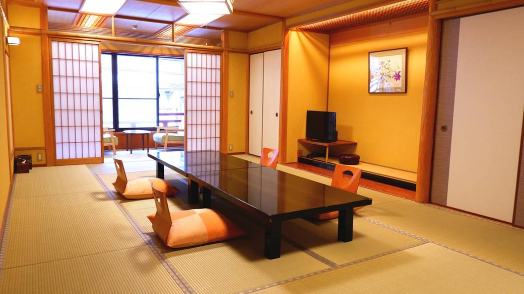 レトロな町並みに面した
純和風の客室 / 2