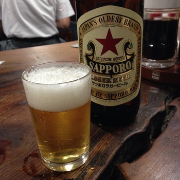「斎藤酒場」ドリンク 46160 ビールは赤星。