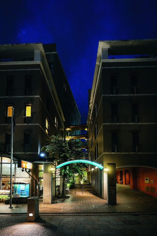 施設の正面 (日没後)