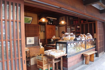 「菊見せんべい総本店」 外観 76855607 店内