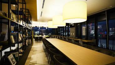 インターゲートラウンジ ライブラリー 夜の雰囲気 / 4