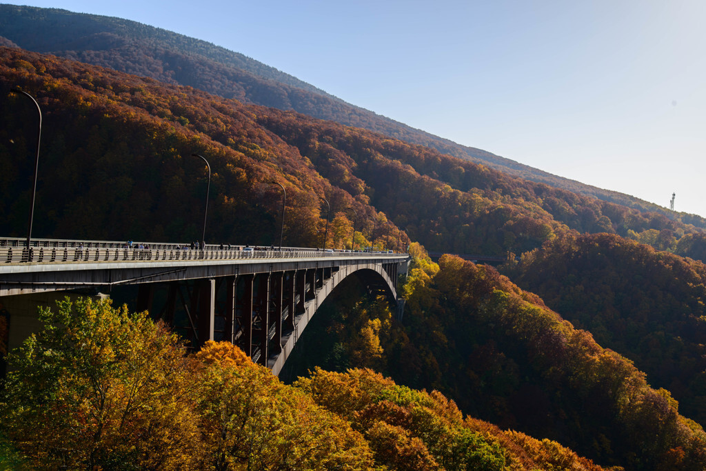 青森県屈指の紅葉の名所、城ヶ倉渓流に架かるアーチ橋1483657
