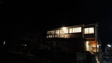 施設の正面 (日没後) / 1