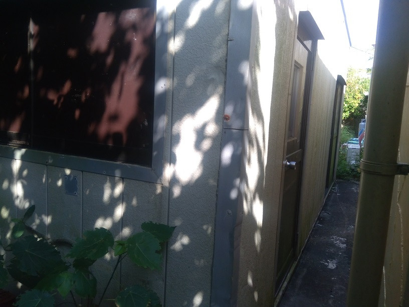 ドミトリーへの激狭い道