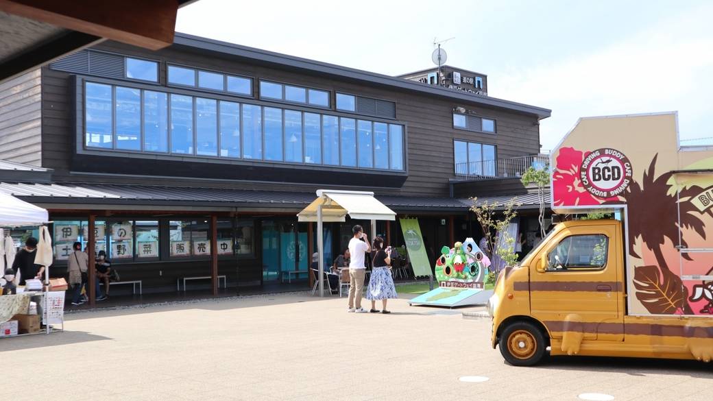 地元食材が集まる
道の駅でお買い物 / 1