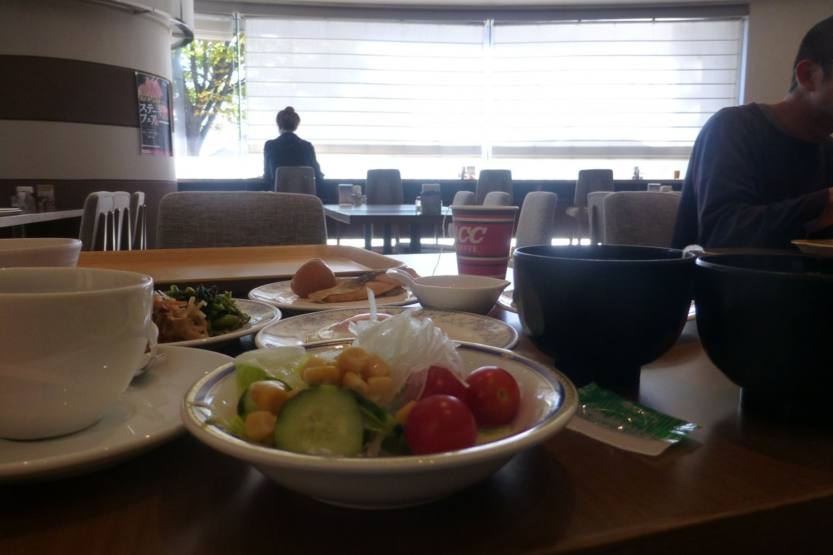 朝食会場とビュッフェ食