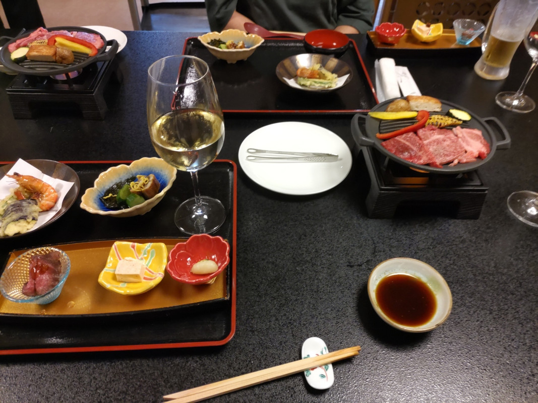 夕食の会席料理と自社製のワイン