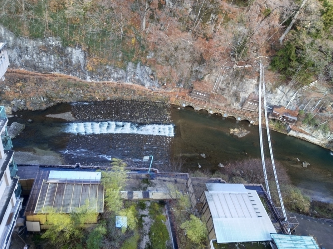 部屋からは下に渓流が見えます。