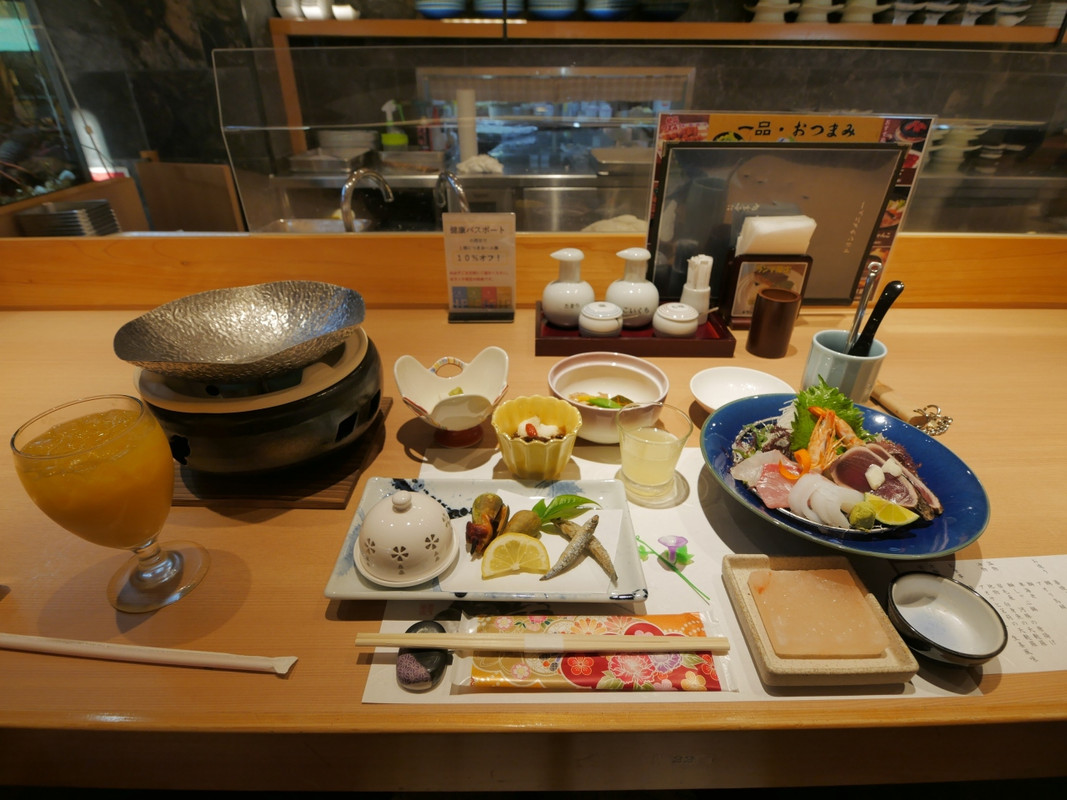 夕食は高知の名物、カツオのたたきも登場。勿論絶品!