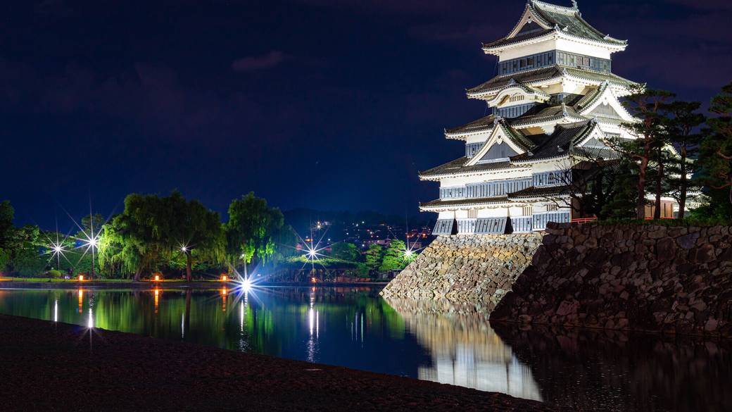 ライトアップで輝く
「松本城」まで夜散歩 / 1