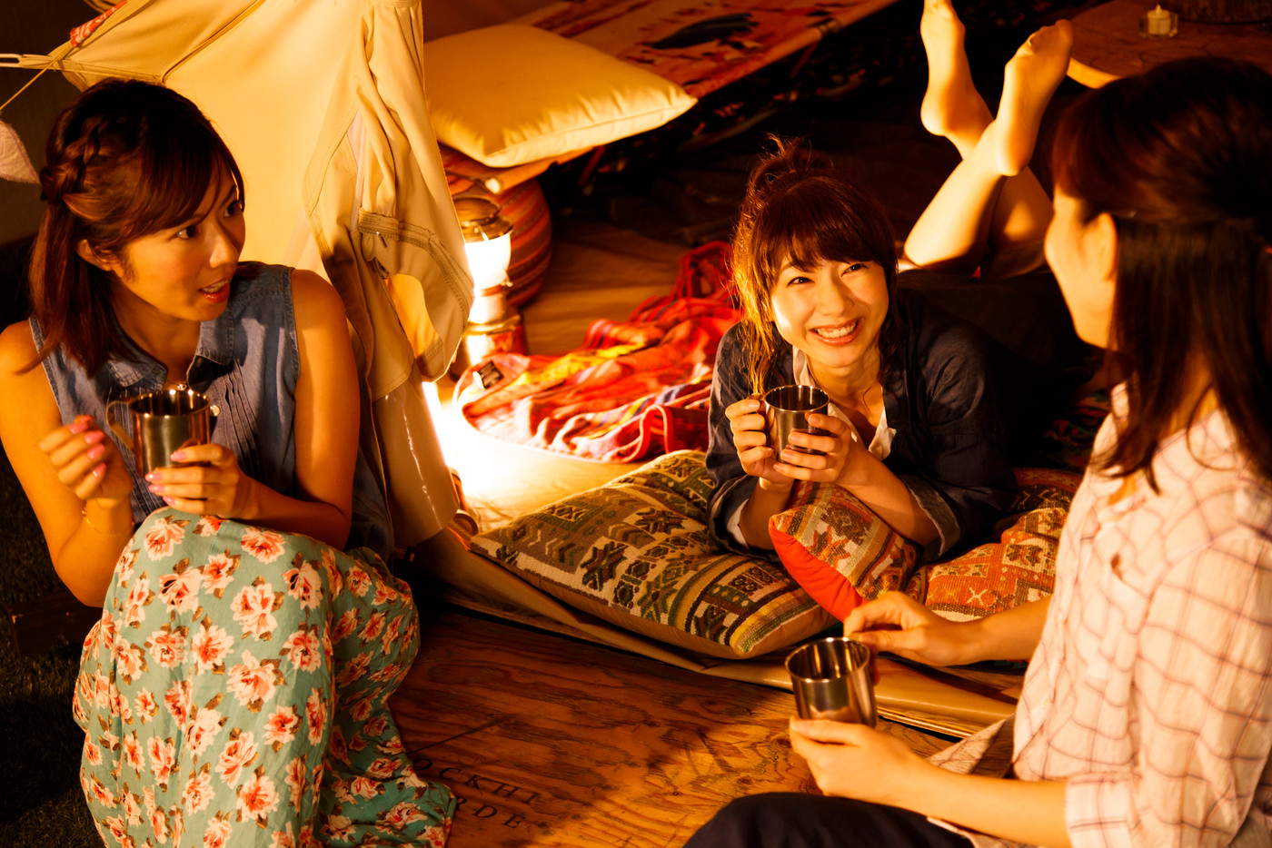 キャンプ グランピング アウトドア テント 女性 夜 友達 友人 女子会