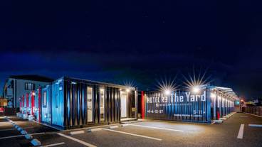 施設の正面 (日没後) / 1