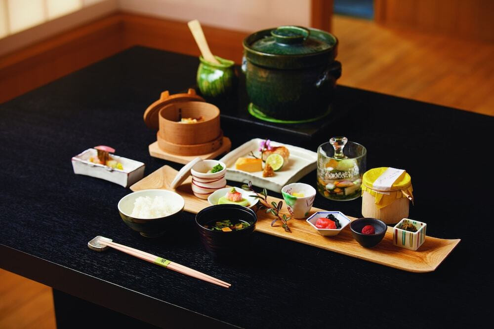 土鍋の炊きたてご飯や手作り豆腐、かまぼこなどのホッとする朝食3923269